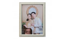 กรอบรูปสีขาวใส่ภาพพรีเวิดดิ้งติดตั้งหน้างานแต่ง